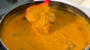 O caldo de carne moída com macaxeira é uma receita perfeita para servir no jantar,...