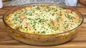 O filé de peixe gratinado com batatas é uma receita completa que serve como prato...