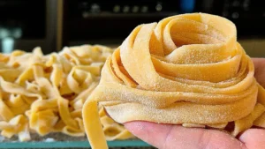 A massa fresca caseira é ideal para preparar um macarrão feito na hora, perfeito para...