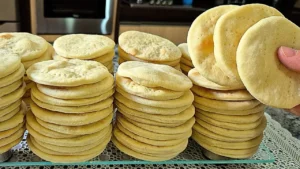 A massa para mini pizza é ideal para preparar bases individuais que podem ser usadas...