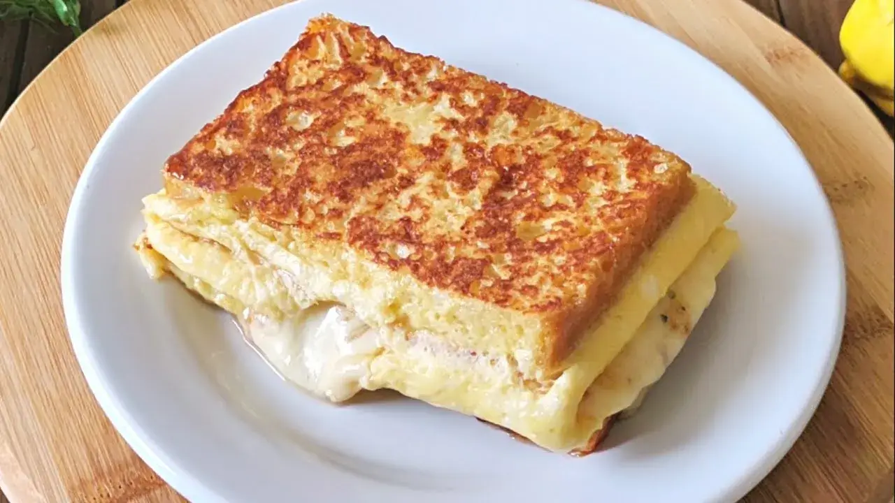 Pão com Ovo na Frigideira Recheado com Queijo e Geleia para Café da Manhã Rápido
