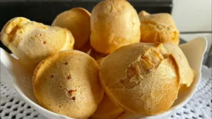 O pão de queijo de liquidificador é uma receita perfeita para um lanche rápido, café...