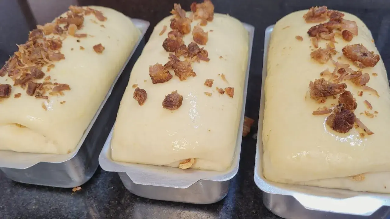 Pão de Torresmo Caseiro Fofinho com Recheio Generoso e Massa Fácil