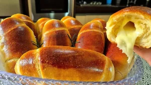 Pãozinho Caseiro Temperado e Recheado com Queijo: Macio e Fácil de Fazer em Casa