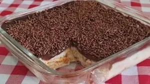 Pavê sem Leite Condensado com Creme Simples e Cobertura de Chocolate