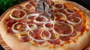 Pizza de Calabresa com Borda Recheada: Massa Caseira Fina e Muito Saborosa