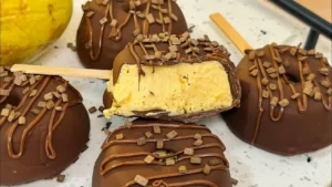 Pudim no Palito de Maracujá com Casquinha de Chocolate que Vai Fazer Sucesso na Sua Mesa