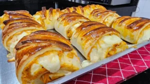 Rocambole Salgado de Frango com Requeijão que Fica Fofinho e Muito Recheado
