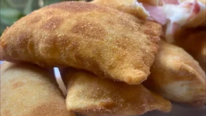 O salgado com massa de pastel é uma opção prática para quem quer preparar um...