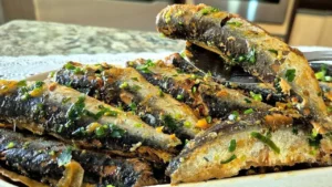 A sardinha na pressão é uma receita prática que serve para preparar um peixe macio...