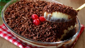 Sobremesa de Páscoa Gelada Cremosa com Camadas de Chocolate que Rende Muito