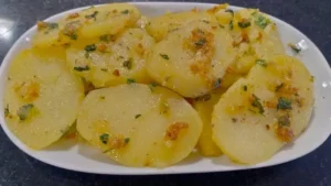 A batata salteada é uma receita prática que serve como acompanhamento para carnes, frangos ou...