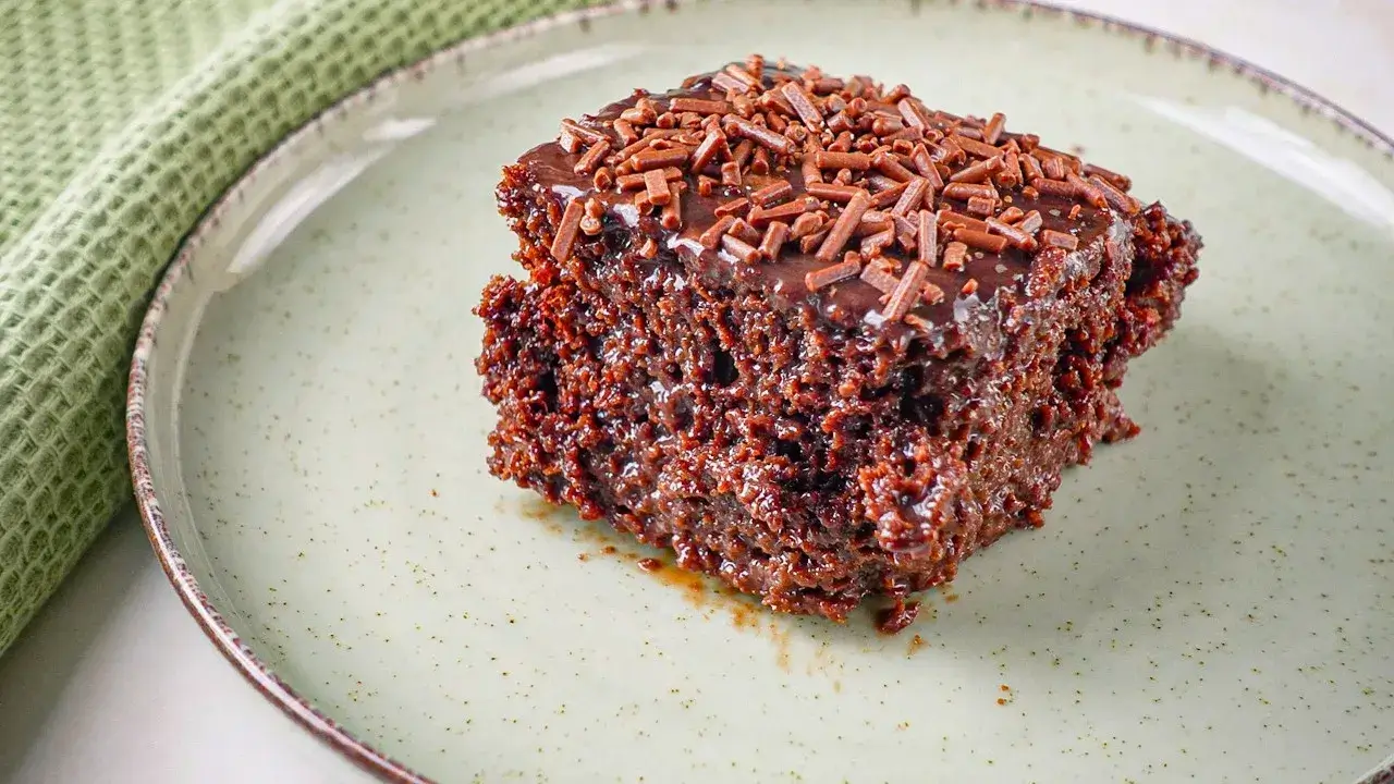 Bolo Gelado de Chocolate Molhadinho com Calda Cremosa Fácil de Fazer
