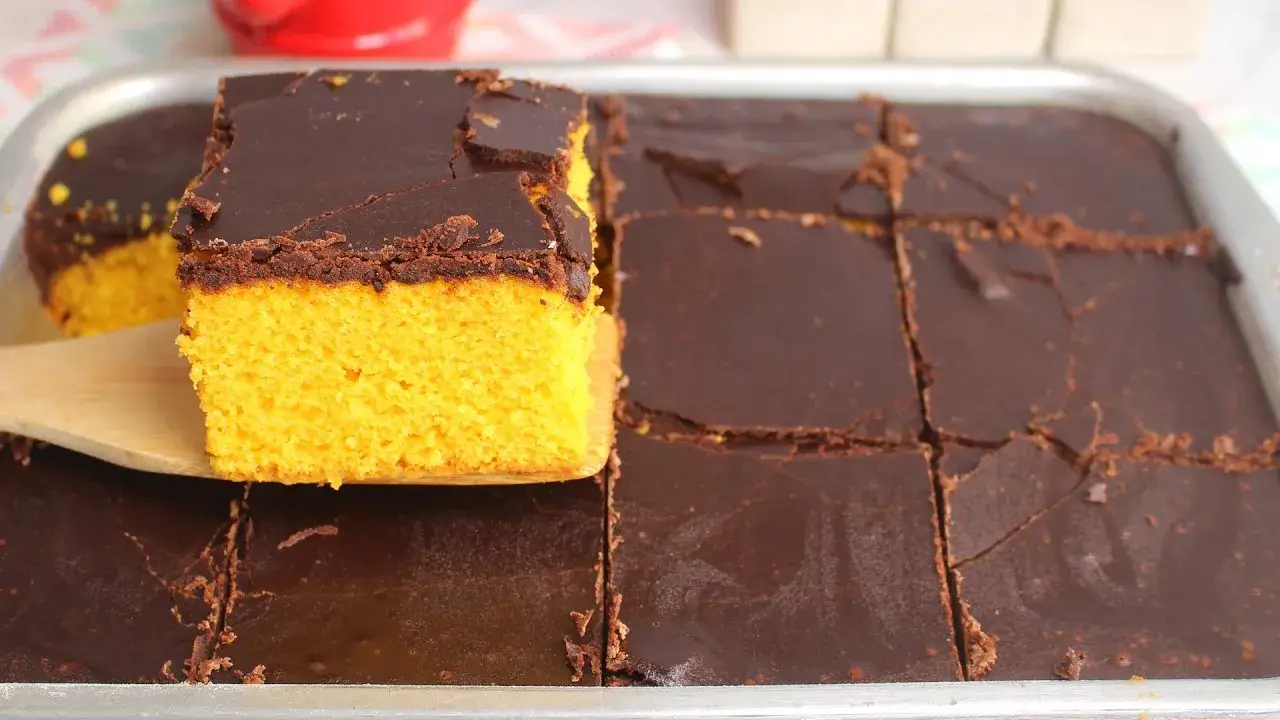 Bolo de cenoura com cobertura crocante de chocolate