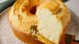 Bolo simples fofinho para o café da tarde com sabor de manteiga