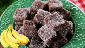 A bananada caseira é uma receita simples e prática para aproveitar bananas maduras que estão...