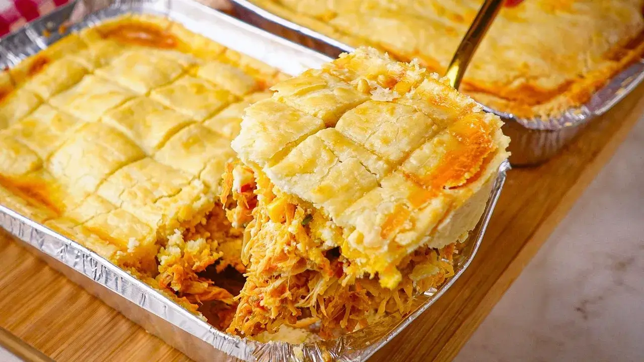 Empadão sem glúten com massa leve e recheio cremoso de frango