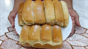 O pão doce caseiro é uma receita simples, macia e perfeita para acompanhar um café...