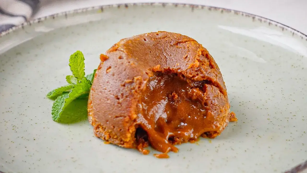 Petit Gâteau de Doce de Leite cremoso com casquinha perfeita para servir quente