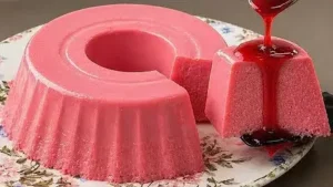O pudim de morango sem fogo é uma sobremesa prática que serve para quem quer...