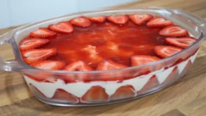 Sobremesa de Morango Gelada com Creme e Leite Condensado Fácil