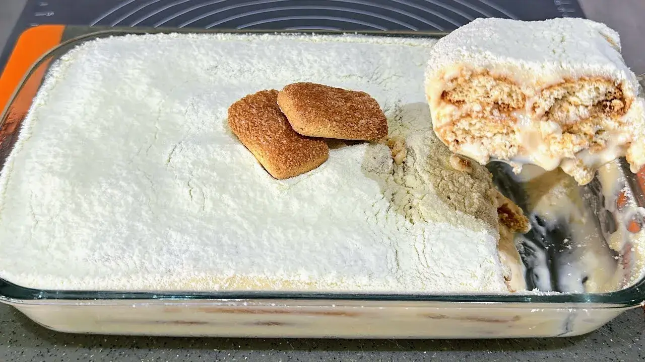 Sobremesa de leite em pó com biscoito champanhe fácil e cremosa