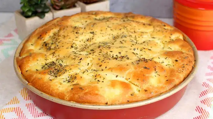 Torta de Frango Cremosa com Massa Fofinha e Recheio Bem Temperado