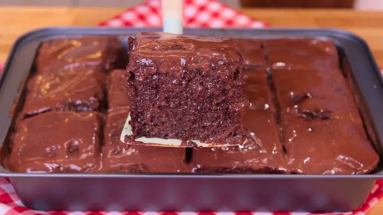Bolo de Chocolate Molhadinho com Calda Cremosa para Fazer em Casa
