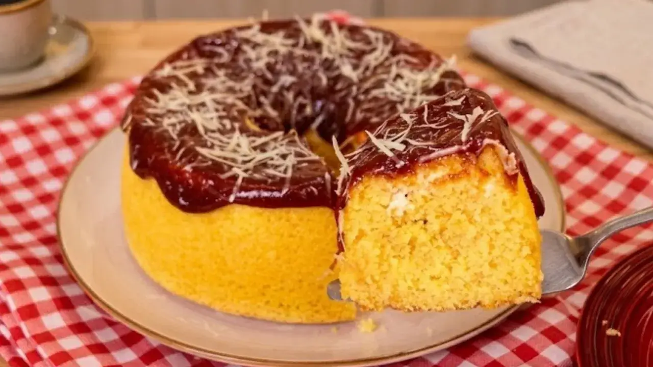 Bolo de Milharina com Requeijão e Goiabada que Deixa o Café da Tarde Ainda Mais Gostoso