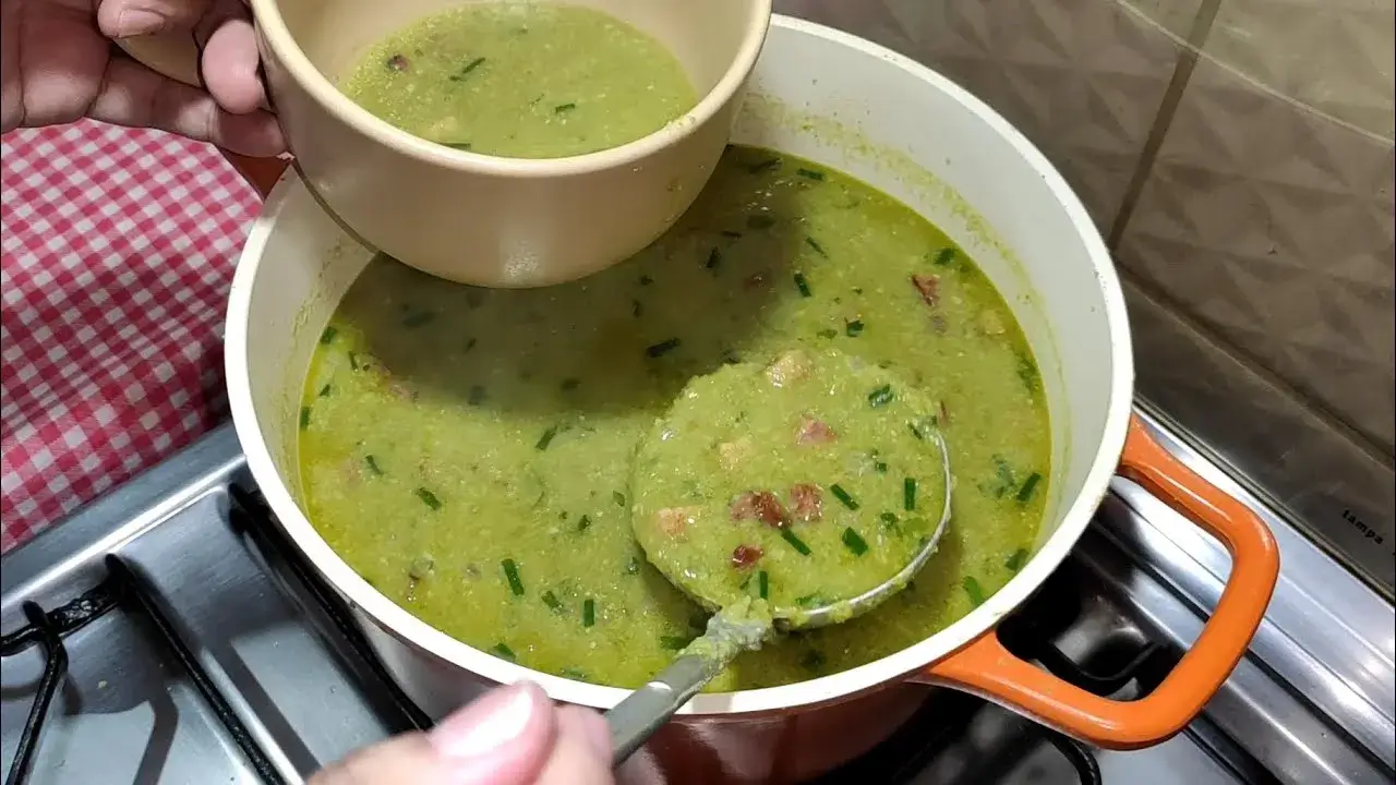 Caldo de Ervilha Cremoso com Bacon e Calabresa para Aquecer os Dias Frios