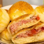 Pão Caseiro Recheado Sem Sovar: Massa Fofinha e Recheio de Calabresa com Mussarela