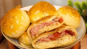 O pão caseiro recheado sem sovar é uma ótima opção para o lanche da tarde,...