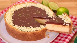 A torta de limão com chocolate é uma sobremesa perfeita para servir em reuniões de...