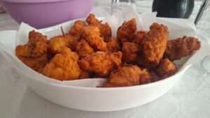 Sabe aquele arroz cozido que sobrou do almoço e ficou na geladeira? Ele pode virar...