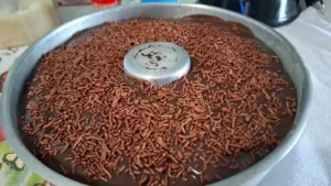 Vamos fazer um bolo de chocolate bem caseiro? Esse bolo e feito com ingredientes simples...