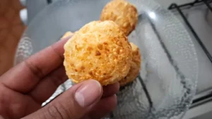 O pão de queijo caseiro é uma ótima opção para o café da manhã, lanche...