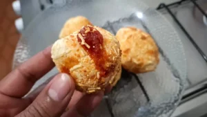 Pão de Queijo Recheado com Goiabada Pronto em 30 Minutos