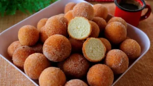 O bolinho de chuva sem farinha de trigo e sem leite é perfeito para acompanhar...